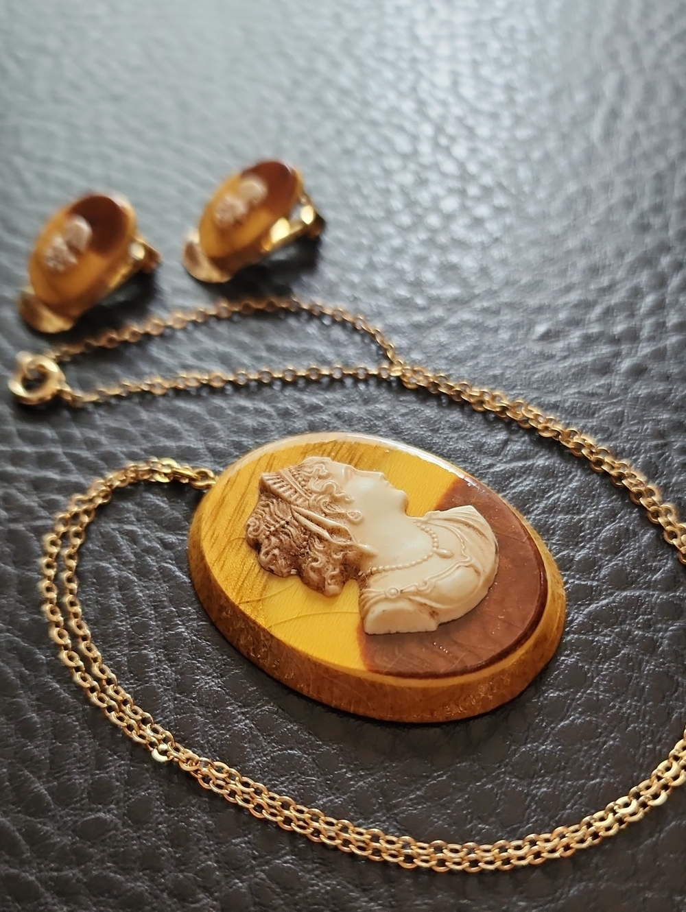 Vintage Yellow and Brown Wood Cameo Pendant Necklace Set